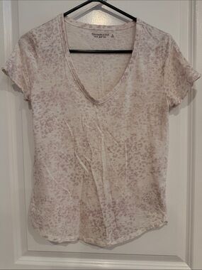 Abercrombie & Fitch Women's Pale Pink Leopard-Print V-Neck Tee